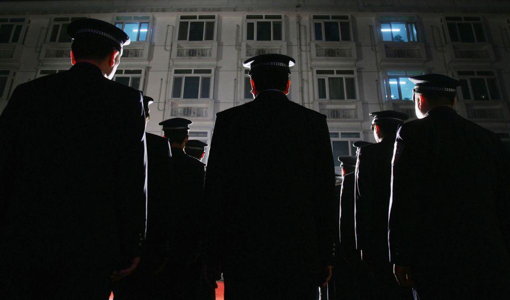 Công an tham gia một cuộc khám xét các địa điểm giải trí vào ngày 25/10/2006 tại Bắc Kinh, Trung Quốc. Cuộc khám xét này nằm trong nỗ lực của công an Bắc Kinh nhằm trấn áp nạn sử dụng ma túy, cờ bạc, và mại dâm tại các địa điểm giải trí ở thủ đô của Trung Quốc. (Ảnh: Ảnh của China Photos/Getty Images)