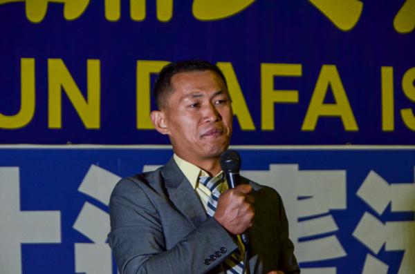 Ông Giới Lập Kiến (Jie Lijian), Chủ tịch điều hành Ban Thanh niên của Đảng Dân Chủ Trung Quốc, nói trong buổi thắp nến tưởng niệm trước Lãnh sự quán Trung Quốc tại Los Angeles, hôm 18/07/2023. (Ảnh: Alex Lee/The Epoch Times)