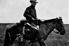 Ông Roy Chapman Andrews cưỡi con ngựa Hốt Tất Liệt của ông ở Mông Cổ vào khoảng năm 1920. (Ảnh: Tài liệu công cộng)