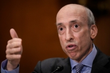Chủ tịch Ủy ban Chứng khoán và Giao dịch Hoa Kỳ Gary Gensler làm chứng trong phiên điều trần của Ủy ban Ngân hàng Thượng viện tại Capitol Hill ở Hoa Thịnh Đốn hôm 12/09/2023. (Ảnh: Drew Angerer/Getty Images)