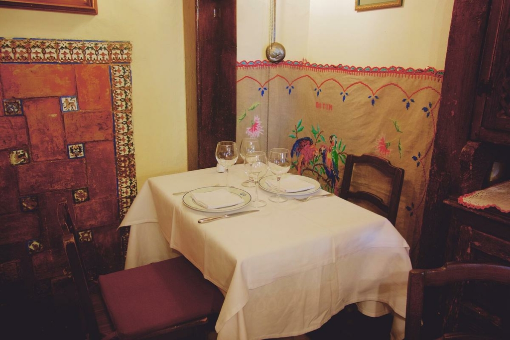 Một bàn trống tại nhà hàng Sobrino de Botín ở thủ đô Madrid, Tây Ban Nha. (Ảnh: Maria Morri/CC BY 2.0)