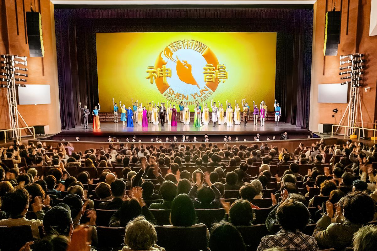 Các nghệ sĩ của đoàn Nghệ thuật Biểu diễn Shen Yun Thế giới chào khán giả trước khi hạ màn tại Trung tâm Nghệ thuật Gumi–Đại sảnh ở Gumi, Nam Hàn, hôm 08/02/2023. (Ảnh: Kim Guk-hwan/The Epoch Times)