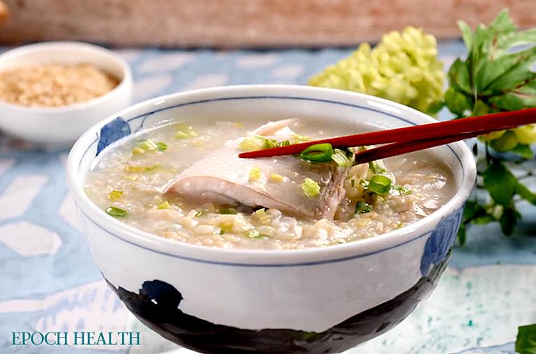 Cháo gạo lứt cá măng là món ăn tuyệt vời để cả gia đình cùng thưởng thức. (Ảnh: The Epoch Times)