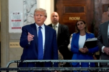 Cựu Tổng thống Donald Trump nói với báo chí trong giờ nghỉ giải lao tại phiên tòa xét xử về gian lận dân sự tại Tòa án Tối cao Tiểu bang New York ở thành phố New York, hôm 25/10/2023. (Ảnh: Timothy A. Clary/AFP qua Getty Images)