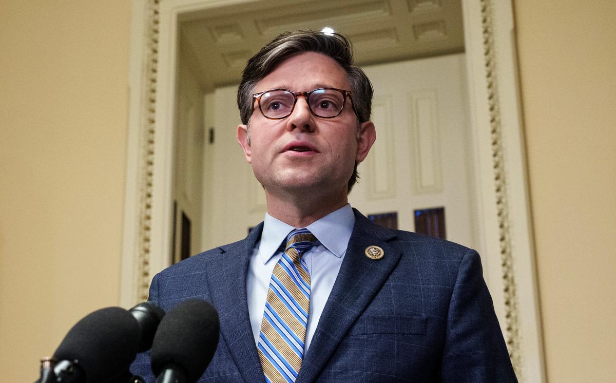 Chủ tịch Hạ viện Mike Johnson (Cộng Hòa-Louisiana) trò chuyện với các phóng viên tại Tòa nhà Quốc hội Hoa Kỳ ở thủ đô Hoa Thịnh Đốn hôm 26/10/2023. (Ảnh: Drew Angerer/Getty Images)