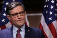 Chủ tịch Hạ viện Mike Johnson (Cộng Hòa-Louisiana) lắng nghe trước khi trình bày trong một cuộc họp báo tại Tòa nhà Quốc hội Hoa Kỳ ở Hoa Thịnh Đốn hôm 02/11/2023. (Ảnh: Alex Wong/Getty Images)