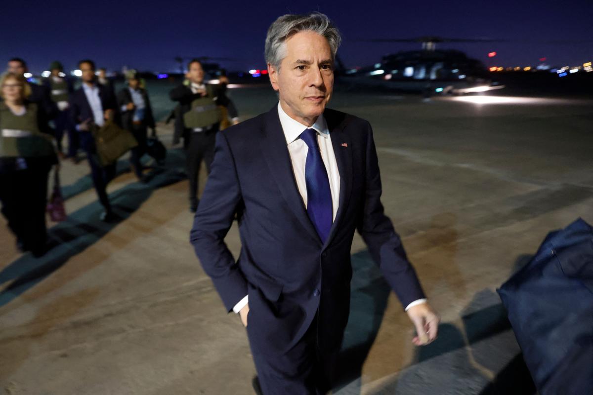 Ngoại trưởng Hoa Kỳ Antony Blinken trở lại Phi trường Quốc tế Baghdad bằng trực thăng từ Vùng Quốc tế sau khi gặp Thủ tướng Iraq ở Baghdad, Iraq hôm 05/11/2023. (Ảnh: Jonathan Ernst/Pool/AFP thông qua Getty Images)