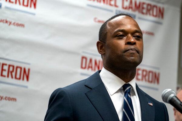 Ứng cử viên Đảng Cộng Hòa cho chức Thống đốc Kentucky, Tổng chưởng lý Daniel Cameron trò chuyện với báo giới trong một sự kiện vận động tranh cử ở Louisville, Kentucky, hôm 06/11/2023. (Ảnh: Michael Swensen/Getty Images)