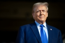 Ứng cử viên tổng thống thuộc Đảng Cộng Hòa kiêm cựu Tổng thống Hoa Kỳ Donald Trump theo dõi trong một cuộc vận động tranh cử tại Trendsetter Engineering Inc., ở Houston, Texas, hôm 02/11/2023. (Ảnh: Brandon Bell/Getty Images)