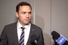 Dân biểu Mike Gallagher (Cộng Hòa-Wisconsin) nói chuyện với các phóng viên ở San Francisco, hôm 11/11/2023, trong một đoạn phim do NTD phát hành. (Ảnh: NTD)