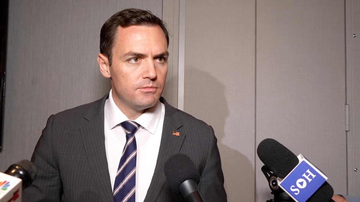 Dân biểu Mike Gallagher (Cộng Hòa-Wisconsin) nói chuyện với các phóng viên ở San Francisco, hôm 11/11/2023, trong một đoạn phim do NTD phát hành. (Ảnh: NTD)