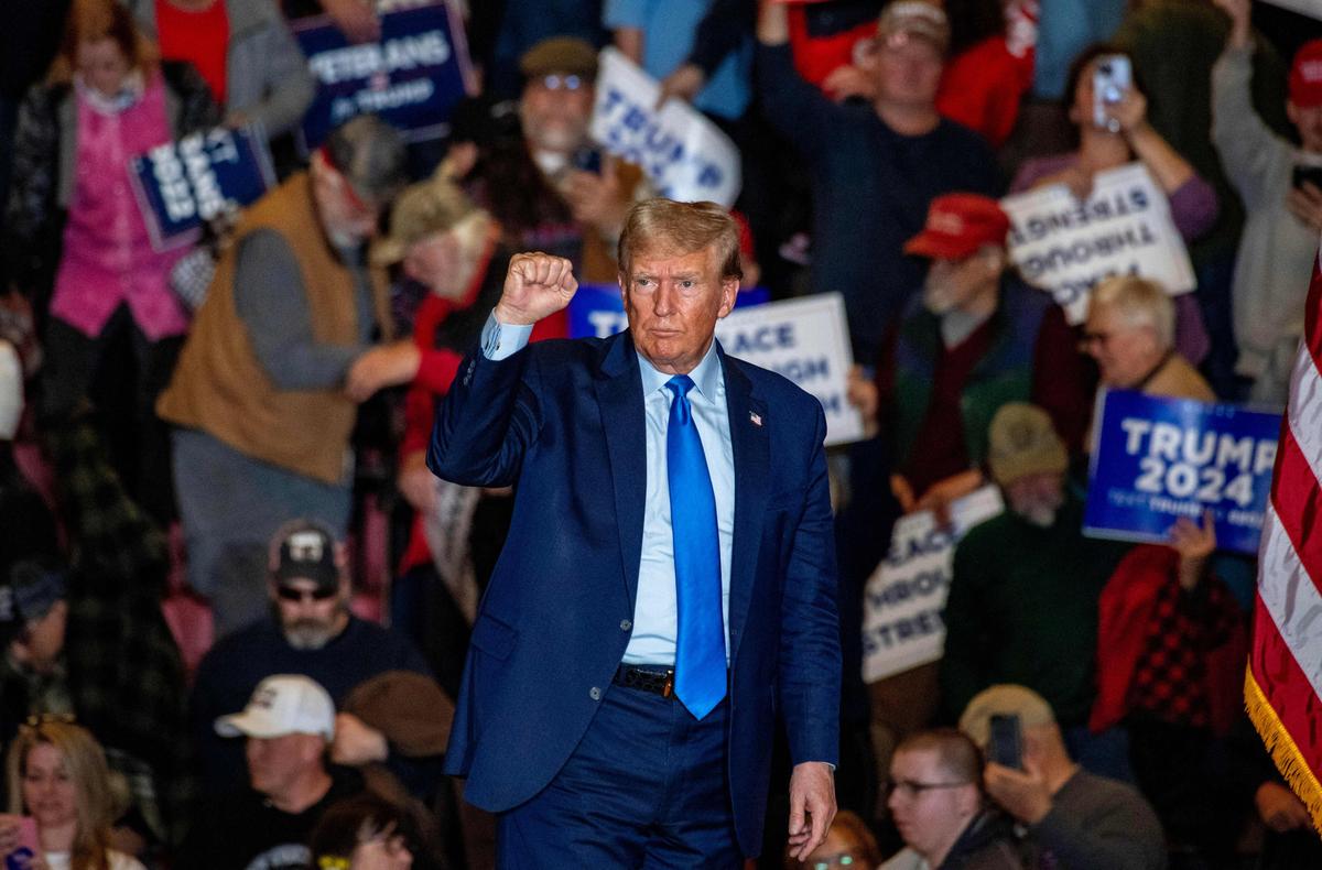 Cựu Tổng thống Donald Trump rời đi sau khi nói chuyện tại một cuộc vận động tranh cử ở Claremont, New Hampshire, hôm 11/11/2023. (Ảnh: Joseph Prezioso/AFP qua Getty Images)