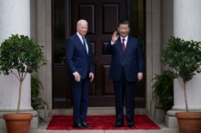 Tổng thống Hoa Kỳ Joe Biden tiếp đón lãnh đạo Trung Quốc Tập Cận Bình trước cuộc gặp trong Tuần lễ của các Nhà lãnh đạo Diễn đàn Hợp tác Kinh tế Châu Á-Thái Bình Dương (APEC) tại Woodside, California, hôm 15/11/2023. (Ảnh: Brendan Smialowski/AFP qua Getty Images)