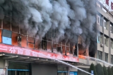 Vụ hỏa hoạn thiêu rụi một tòa nhà của Công ty Than đá Vĩnh Tụ ở thành phố Lữ Lương, tỉnh Sơn Tây, phía bắc Trung Quốc, hôm 16/11/2023. (Ảnh: Tân Hoa Xã qua AP)