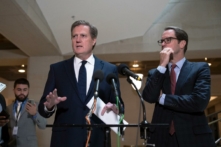 (Từ trái qua phải) Chủ tịch Ủy ban Tình báo Hạ viện Mike Turner (Cộng Hòa-Ohio) và thành viên cao cấp của ủy ban, Dân biểu Jim Himes (Dân Chủ-Connecticut) nói chuyện với các phóng viên sau cuộc gặp với cựu Biện lý Đặc biệt của Bộ Tư pháp John Durham trong một phiên điều trần kín với Ủy ban Đặc biệt Thường trực về Tình báo của Hạ viện tại Tòa nhà Capitol Hoa Kỳ ở Hoa Thịnh Đốn, hôm 20/06/2023. (Ảnh: Drew Angerer/Getty Images)