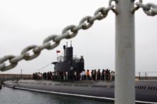 Khách du lịch xếp hàng để tham quan tàu ngầm tại Bảo tàng Hải quân Thanh Đảo ở Thanh Đảo, tỉnh Sơn Đông, Trung Quốc, vào ngày 03/05/2006. (Ảnh: China Photos/Getty Images)