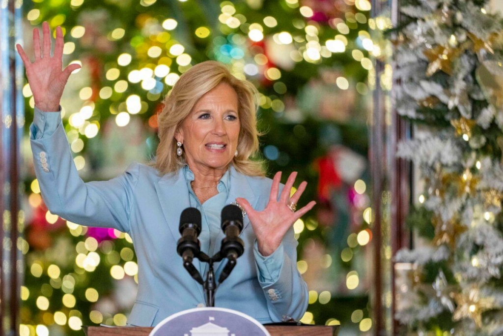 Đệ nhất phu nhân Jill Biden nói trong lễ ra mắt chủ đề trang trí ngày lễ của Tòa Bạch Ốc tại Đại sảnh của Tòa Bạch Ốc hôm 27/11/2023. (Ảnh: Jacquelyn Martin/AP Photo)