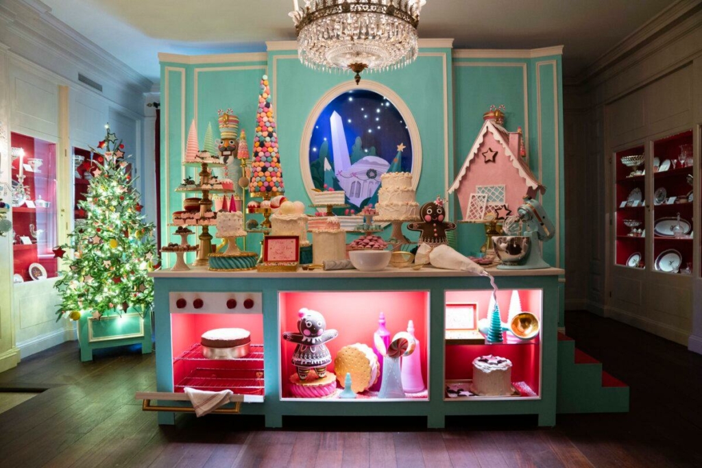 Đồ trang trí ngày lễ tô điểm cho Phòng Đồ sứ của Tòa Bạch Ốc theo chủ đề năm 2023 “Phép thuật, Kỳ quan, và Niềm vui” hôm 27/11/2023. (Ảnh: Evan Vucci/AP Photo)