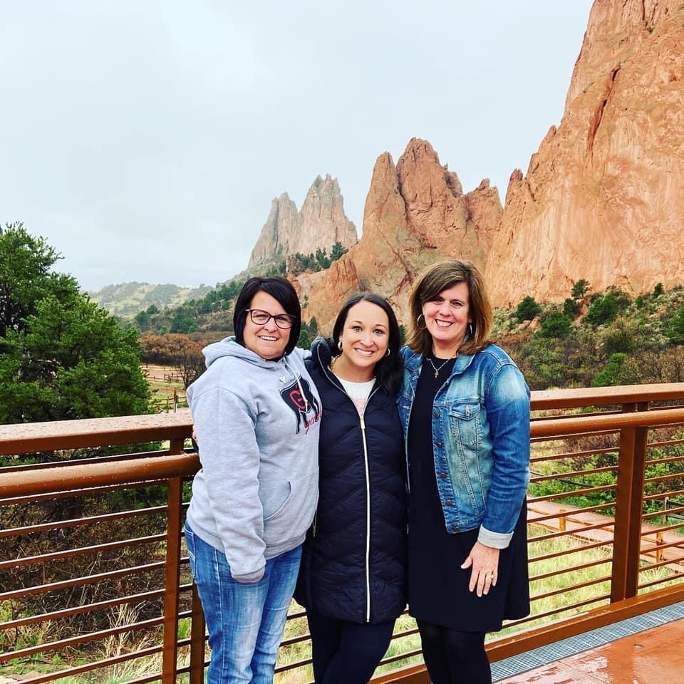 Cô Claire cùng mẹ ruột và mẹ nuôi ở Colorado vào tháng 06/2021. (Ảnh: Đăng dưới sự cho phép của cô Claire Culwell)