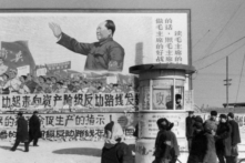 Người dân đi ngang qua tấm bích chương in hình Chủ tịch Mao Trạch Đông trong “Cuộc Đại Cách mạng Văn hóa Vô sản” ở Bắc Kinh vào tháng 02/1967. (Ảnh: Jean Vincent/AFP qua Getty Images)