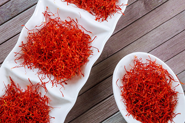 Hình ảnh sản phẩm Saffron có một chút sợi nhị màu vàng.(Ảnh: Shutterstock)