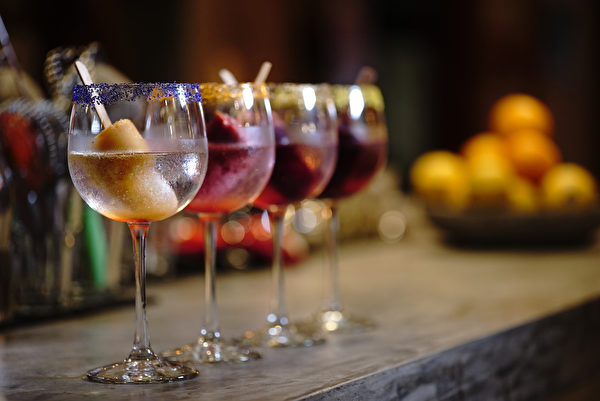 Cho kem làm từ cocktail vào ly uống nước để giữ cho thức uống trong ly lạnh như đá suốt đêm. (Ảnh: Shutterstock)