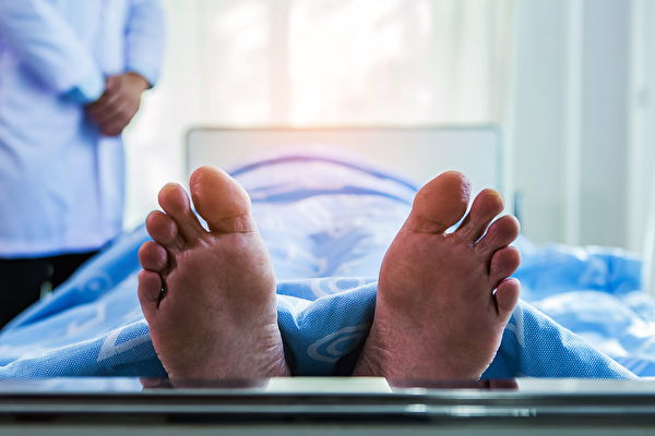 Nhà văn Bronnie Ware người Australia đã tiết lộ những hối tiếc lớn nhất của con người trước khi qua đời. Hình ảnh minh họa một bệnh nhân lúc lâm chung. (Ảnh: Shutterstock)