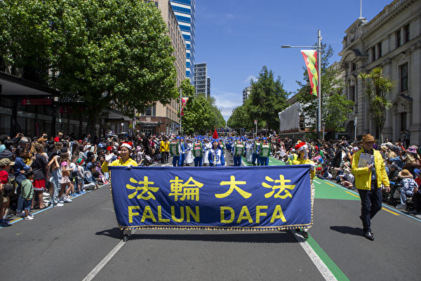 Hoạt động diễn hành long trọng nhân dịp Giáng Sinh ở trung tâm Auckland, New Zealand, hôm 26/11. (Ảnh: Từ Thái Hanh/Epoch Times)