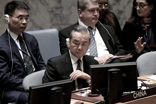 Hôm 29/11, tại Trụ sở Liên Hiệp Quốc ở New York, Ngoại trưởng Trung Quốc Vương Nghị đã đảm nhận chức Quyền Chủ tịch Hội đồng Bảo an tại cuộc họp của Hội đồng Bảo an Liên Hiệp Quốc về tình hình Trung Đông và chiến tranh Israel−Hamas. (Ảnh: ANDREA RENAULT/AFP/Getty Images)