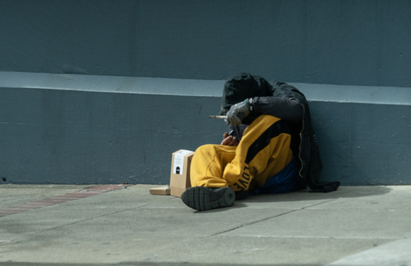 Một người vô gia cư ở San Francisco hôm 23/02/2023. (Ảnh: John Fredricks/The Epoch Times)