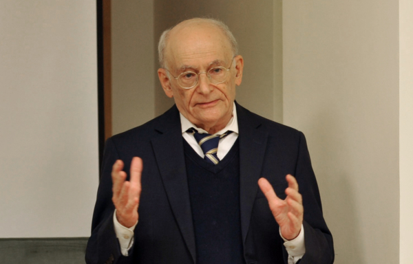 Luật sư Nhân quyền David Matas trình bày trước các thành viên Nghị viện Latvia ở Riga, Latvia, hôm 23/08/2023 (Ảnh: The Epoch Times)