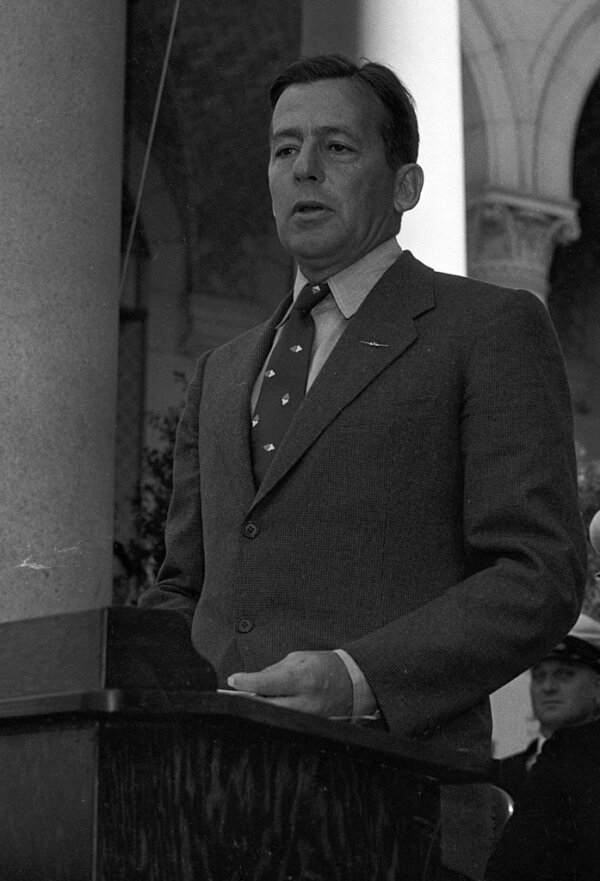 Nhà công nghiệp sản xuất phi cơ kiêm người sáng lập Công ty Phi cơ Douglas, ông Donald W. Douglas, diễn thuyết tại Tòa Thị Chính vào Ngày Hải Quân, ở Los Angeles năm 1935. (Ảnh: Los Angeles Times/CC BY 4.0)