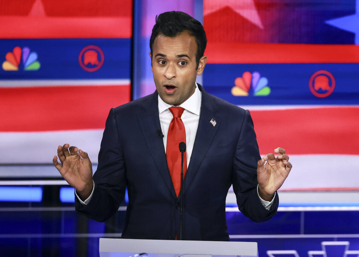 Ứng cử viên tổng thống của Đảng Cộng Hòa Vivek Ramaswamy trình bày trong Cuộc tranh biện Tổng thống Sơ bộ của Đảng Cộng Hòa do NBC News tổ chức tại Trung tâm Biểu diễn Nghệ thuật Adrienne Arsht thuộc quận Miami-Dade, ở Miami, Florida, hôm 08/11/2023. (Ảnh: Joe Raedle/Getty Images)