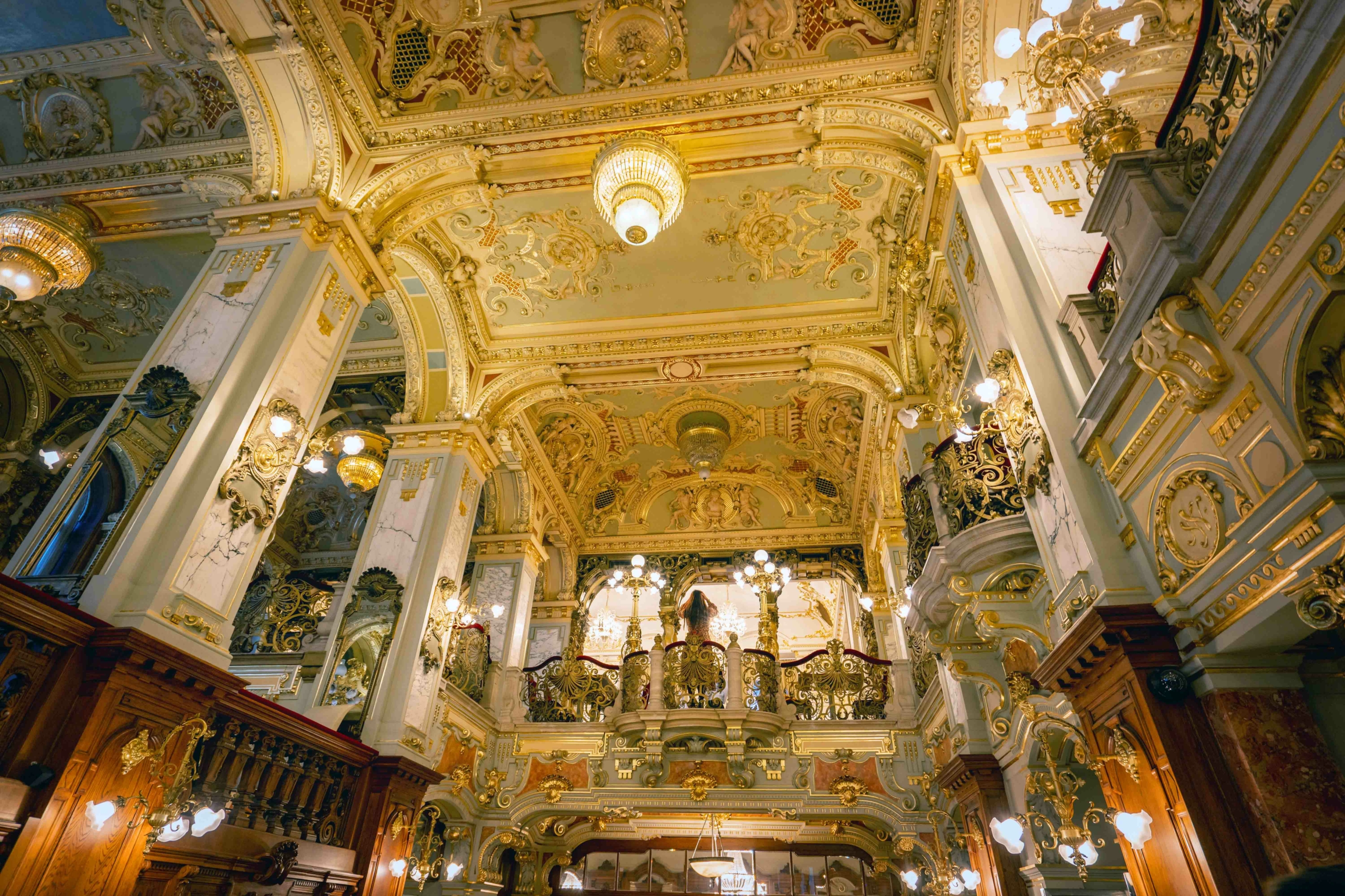 Khách du lịch chụp ảnh trên ban công tầng hai bên trong quán New York Café. (Ảnh: Dave Z/Shutterstock)