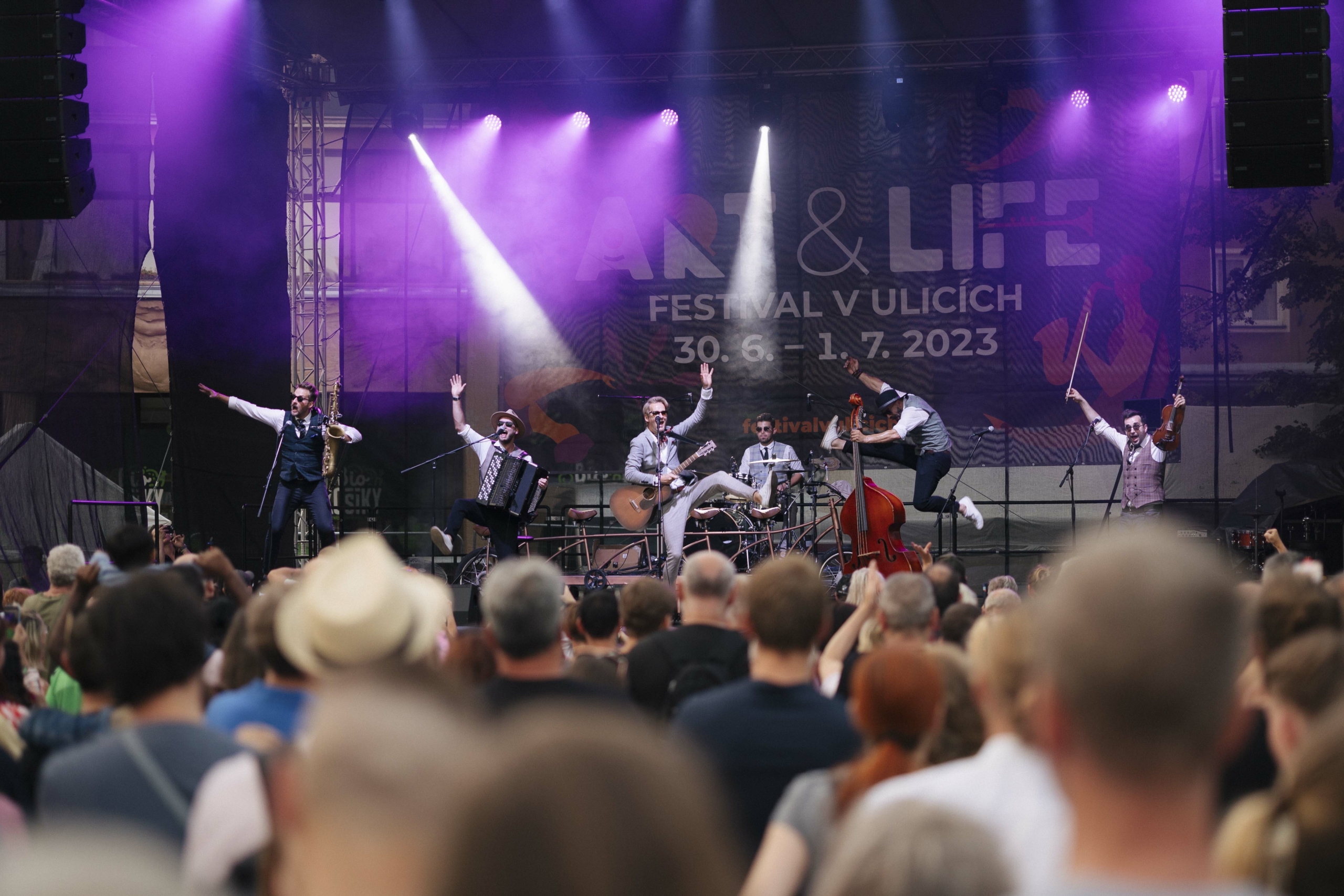 Ban nhạc Big Bike biểu diễn tại liên hoan Nghệ thuật và Cuộc sống ở Thành phố Ostrava, Cộng Hòa Czech, năm 2023. (Ảnh: Đăng dưới sự cho phép của Ban nhạc Big Bike)