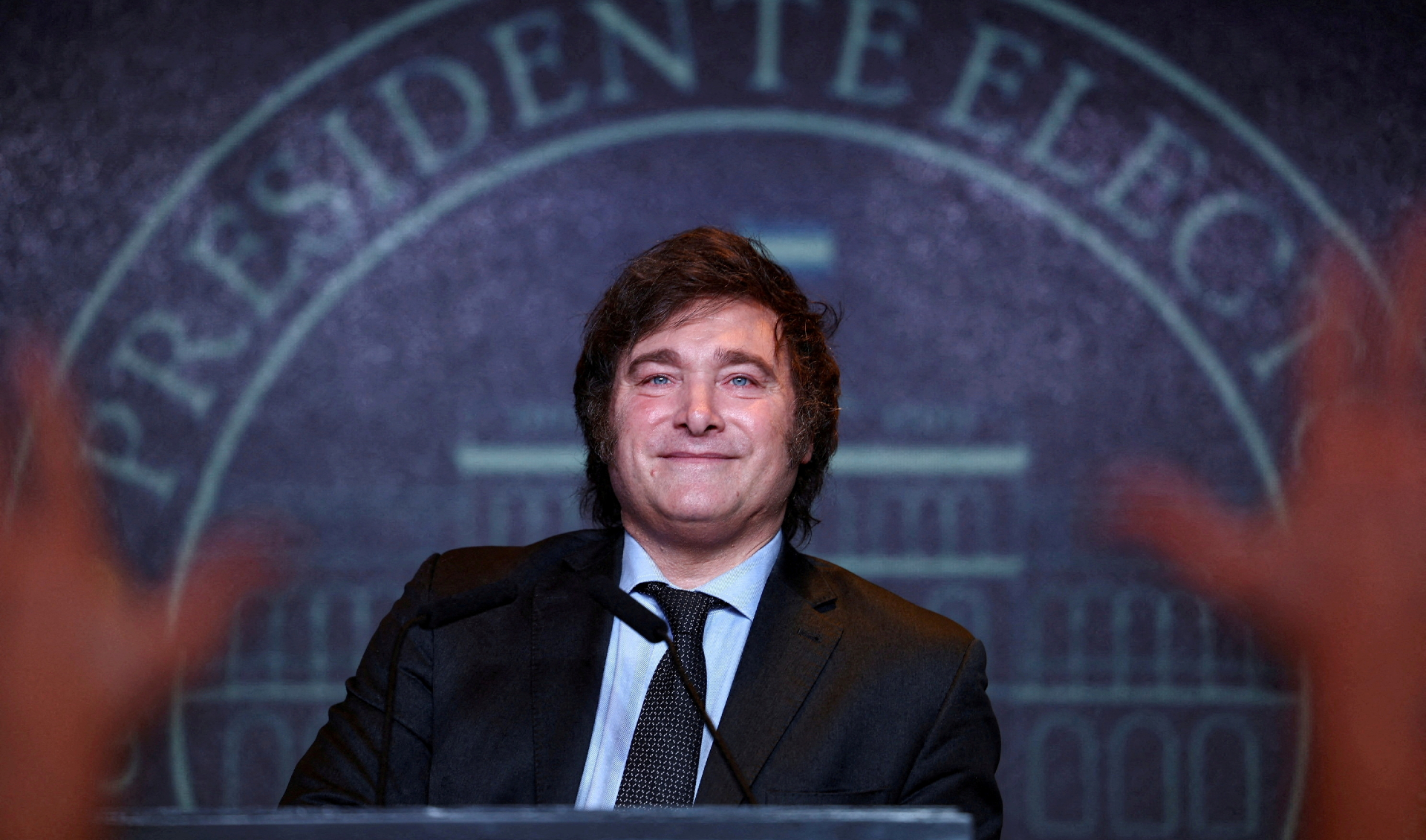 Tổng thống đắc cử Argentina Javier Milei diễn thuyết trước người ủng hộ sau khi giành chiến thắng trong cuộc bầu cử tổng thống vòng hai của Argentina, tại Buenos Aires, Argentina, hôm 19/11/2023. (Ảnh: Agustin Marcarian/Reuters)