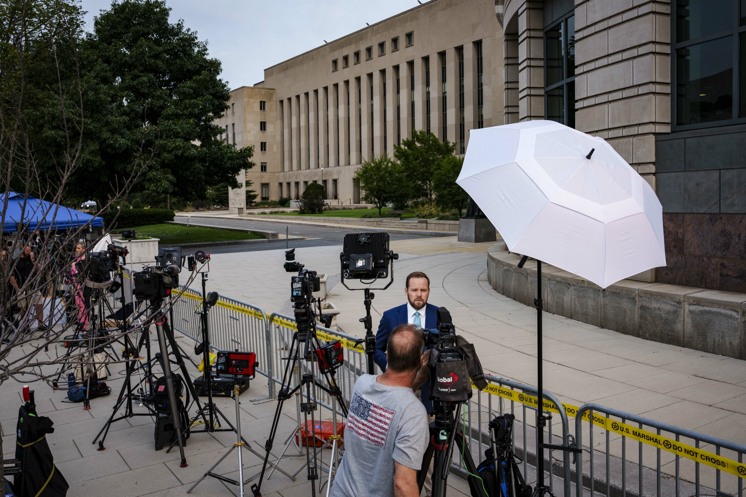 Nhân viên báo chí đợi bên ngoài Tòa án liên bang E. Barrett Prettyman trước khi cựu Tổng thống Donald Trump đến trình diện, ở Hoa Thịnh Đốn hôm 03/08/2023. (Ảnh: Drew Angerer/Getty Images)