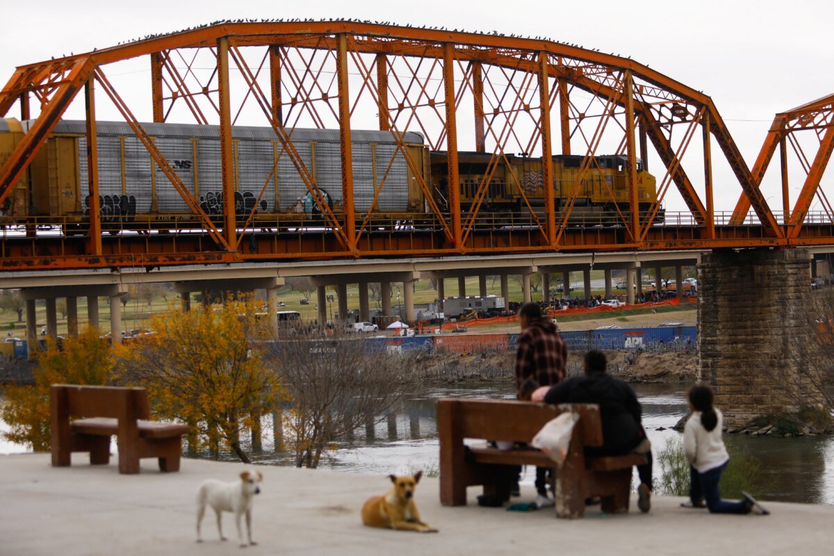 Một chuyến tàu chở hàng đi qua biên giới giữa Mexico và Hoa Kỳ sau năm ngày tạm dừng do nhà chức trách Hoa Kỳ đóng cửa các cây cầu đường sắt ở Eagle Pass và El Paso, Texas, để chuyển hướng nhân sự nhằm ngăn chặn sự gia tăng tình trạng nhập cư bất hợp pháp, ở Piedras Negras, Cohauila, Mexico, hôm 22/12/2023. (Ảnh: Jose Luis Gonzalez/Reuters)