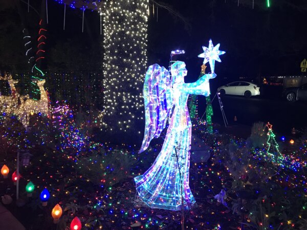 Một bức tượng thiên thần phát sáng tại nhà của bà Terri Perez, “Quý bà Đèn Giáng Sinh,” ở Danville, California, hôm 19/12/2023. (Ảnh: Helen Billings/The Epoch Times)