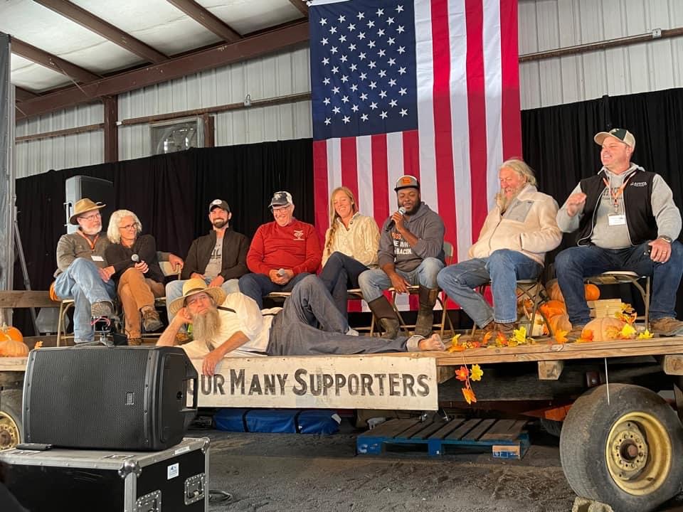 Các diễn giả tại Hội nghị Nông dân Quốc gia Hoa Kỳ tổ chức vào ngày 07/10 và 08/10/2022, ở thị trấn Front Royal, tiểu bang Virginia. Cô Jill Winger thuộc hội Nông dân Prairie, ảnh chụp cô đứng ở vị trí trung tâm (với mái tóc dài màu vàng). Cô thuyết trình về chủ đề: “More Than Mason Jars: How Homesteading Can Redeem Our Culture” (Hơn Cả Những Chiếc Lọ Đóng Hộp Mason: Người Nông Dân Có Thể Cứu Nền Văn Hoá Của Chúng Ta Như Thế Nào). (Ảnh: Đăng dưới sự cho phép của Hội nghị Nông dân Hoa Kỳ)