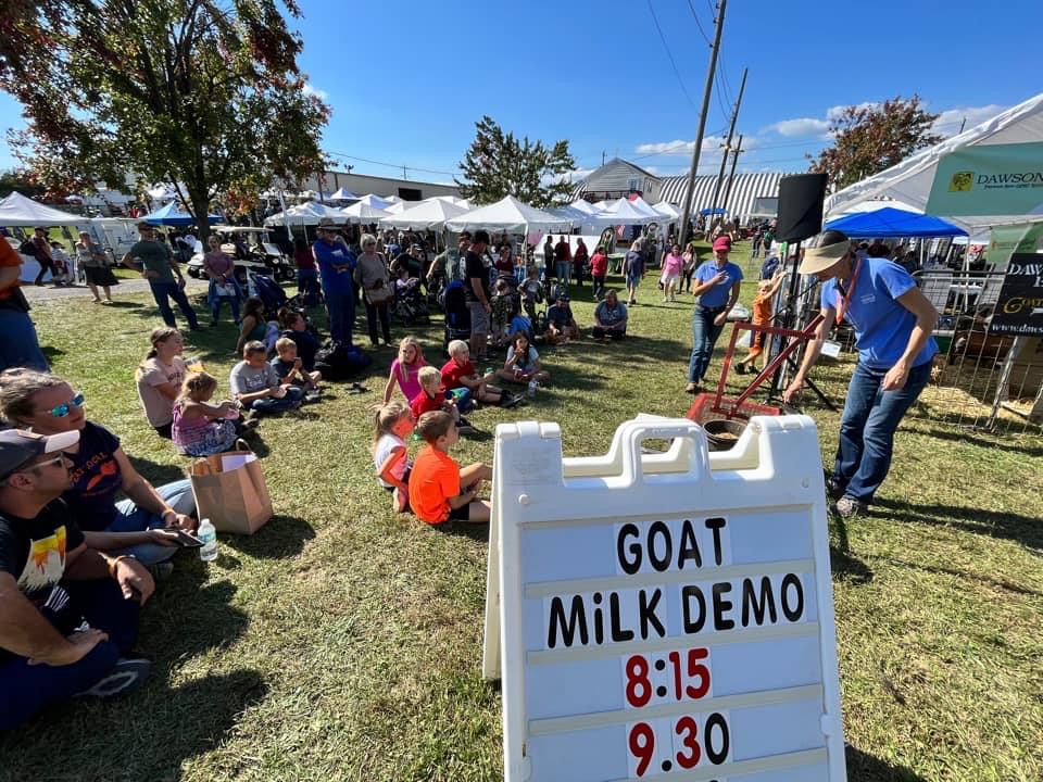 Nhiều hoạt động khác nhau được chuẩn bị cho trẻ em, từ việc học vắt sữa bò cho tới việc nuôi thỏ. (Ảnh: Đăng dưới sự cho phép của Hội nghị Nông dân Hoa Kỳ)