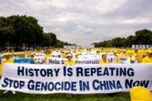 Các học viên Pháp Luân Công chuẩn bị diễn hành xuống Đại lộ Pennsylvania để tưởng niệm 23 năm cuộc đàn áp của Đảng Cộng sản Trung Quốc đối với pháp môn này ở Trung Quốc, tại Hoa Thịnh Đốn vào ngày 21/07/2022. (Ảnh: Samira Bouaou/The Epoch Times)