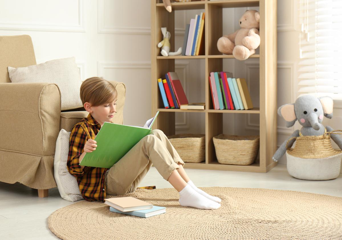 Việc đọc giúp trẻ có được khả năng viết lách tốt, và cách tốt nhất để chuẩn bị cho trẻ học chữ là tạo ra văn hóa đọc tại nhà. (Ảnh: New Africa/Shutterstock)