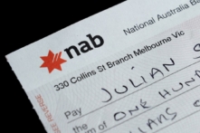 Một tấm chi phiếu của Ngân hàng Quốc gia Úc ở Melbourne, Úc, hôm 07/09/2012. (Ảnh: AAP Image/Julian Smith)