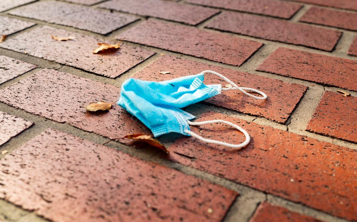 Một chiếc khẩu trang bị vứt bỏ nằm trên vỉa hè ở Orange, California, ngày 19/06/2020. (Ảnh: John Fredricks/The Epoch Times)