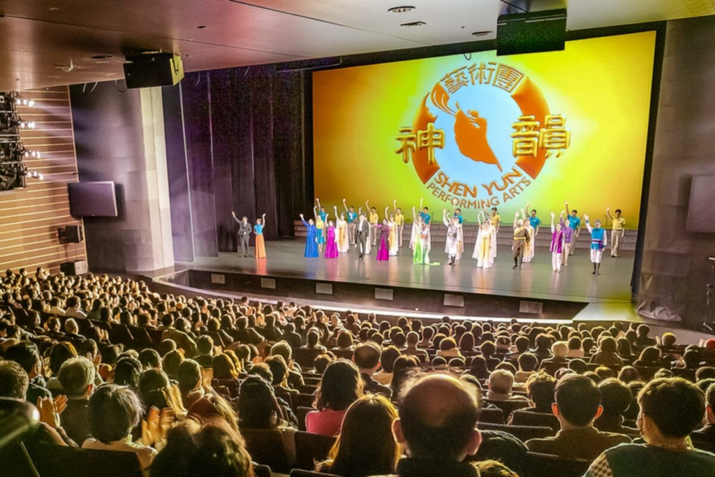 Các nghệ sĩ của đoàn Nghệ thuật Biểu diễn Shen Yun Thế giới chào khán giả trước khi hạ màn tại Trung tâm Nghệ thuật Gumi–Đại Sảnh ở Gumi, Nam Hàn, hôm 05/02/2023. (Ảnh: Kim Guk-hwan/The Epoch Times)
