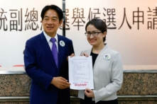 Phó Tổng thống Đài Loan Lại Thanh Đức (Lai Ching-te) và ứng cử viên liên danh, bà Tiêu Mỹ Cầm (Hsiao Bi-Khim), chụp ảnh sau khi ghi danh vào cuộc bầu cử tổng thống sắp tới tại Ủy ban Bầu cử Trung ương ở Đài Bắc, Đài Loan, hôm 21/11/2023. (Ảnh: Ann Wang/Reuters)
