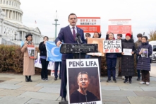 Dân biểu Mike Gallagher (Cộng Hòa-Wisconsin) (trái), chủ tịch Ủy ban Đặc biệt về Đảng Cộng sản Trung Quốc (ĐCSTQ) của Hạ viện, trình bày tại lễ kỷ niệm tròn một năm diễn ra Phong trào Giấy Trắng, trong đó người dân Trung Quốc cầm một tờ giấy trắng để phản đối sự tàn bạo của ĐCSTQ, bên ngoài Tòa nhà Quốc hội Hoa Kỳ, hôm 29/11/2023. (Ảnh: Terri Wu/The Epoch Times)