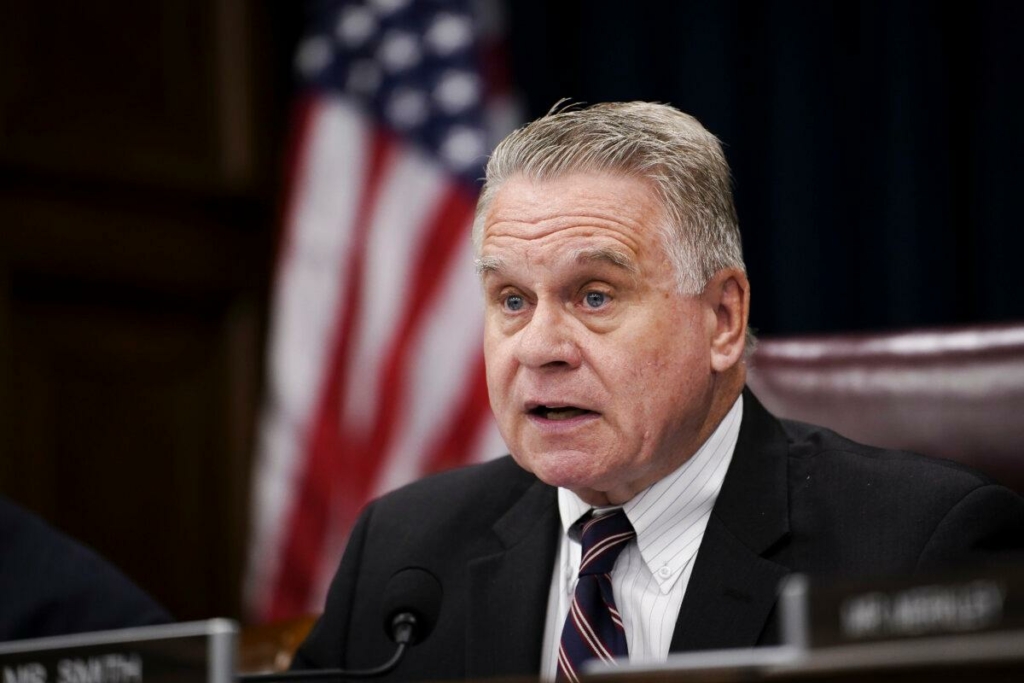 Dân biểu Chris Smith (Cộng Hòa-New Jersey) nói trong một phiên điều trần về “Sự đồng lõa của Doanh nghiệp: Trợ cấp cho các Hành vi vi phạm Nhân Quyền của CHND Trung Hoa” tại Hoa Thịnh Đốn, hôm 11/07/2023. (Ảnh: Madalina Vasiliu/The Epoch Times)