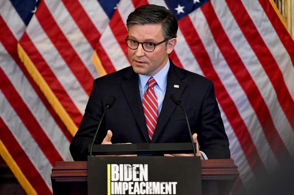 Chủ tịch Hạ viện Mike Johnson (Cộng Hòa-Louisiana) nói chuyện trong cuộc họp báo sau cuộc họp kín của Đảng Cộng Hòa tại Hạ viện tại Tòa nhà Quốc hội Hoa Kỳ ở Hoa Thịnh Đốn, hôm 29/11/2023. (Ảnh: Jim Watson/AFP qua Getty Images)